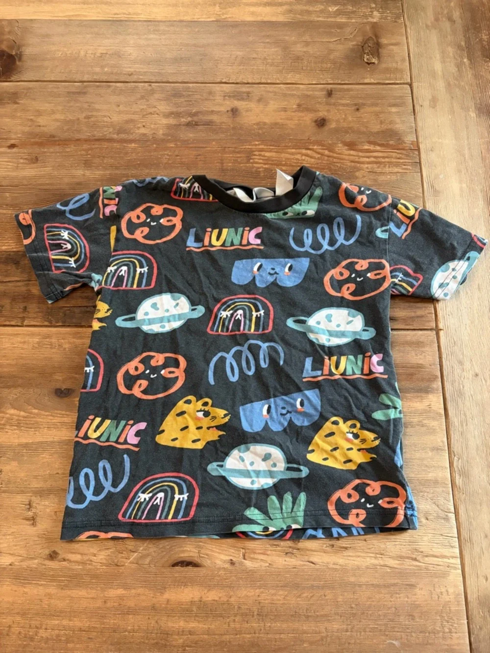 H&M x Liunic Kids Graphic T-Shirt Size 6-8Y Limited Edition Rainbow Planet Tee